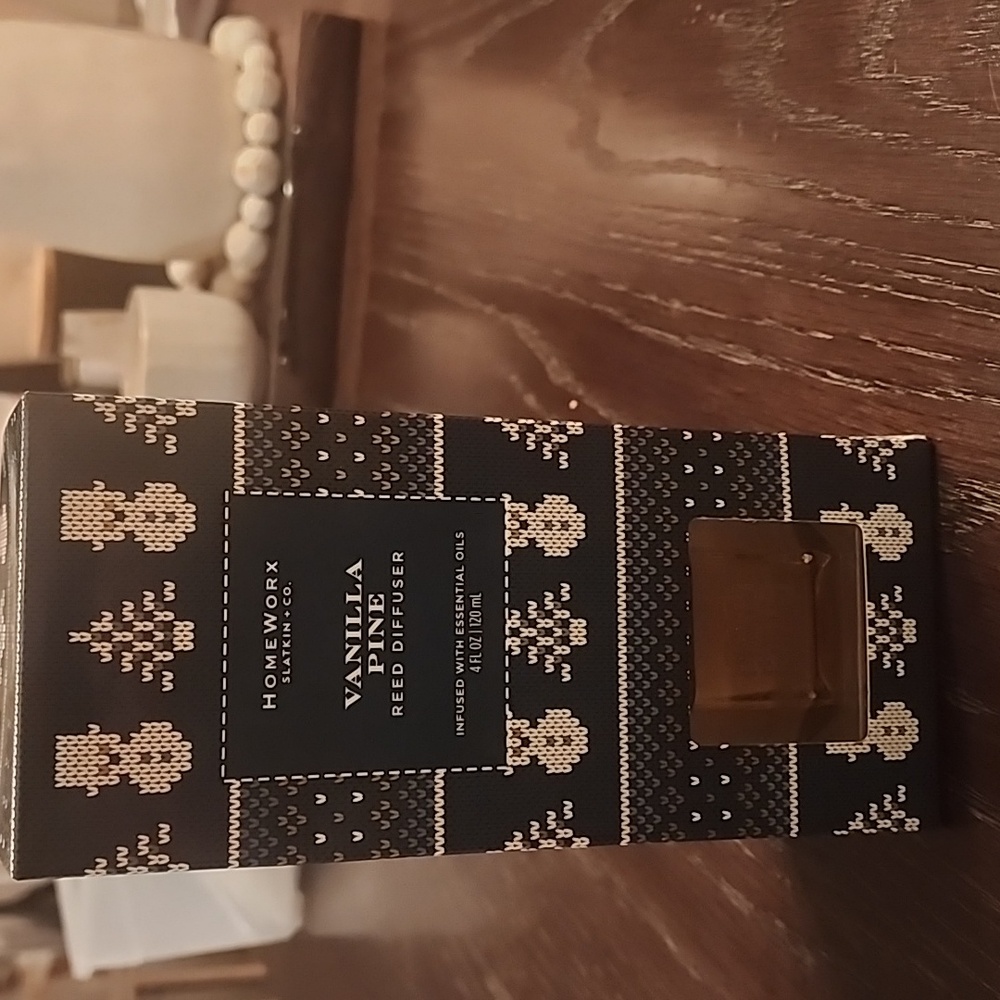 NIB HomeWorx Vanilla Pine Reed Diffuser - Navy & Cream